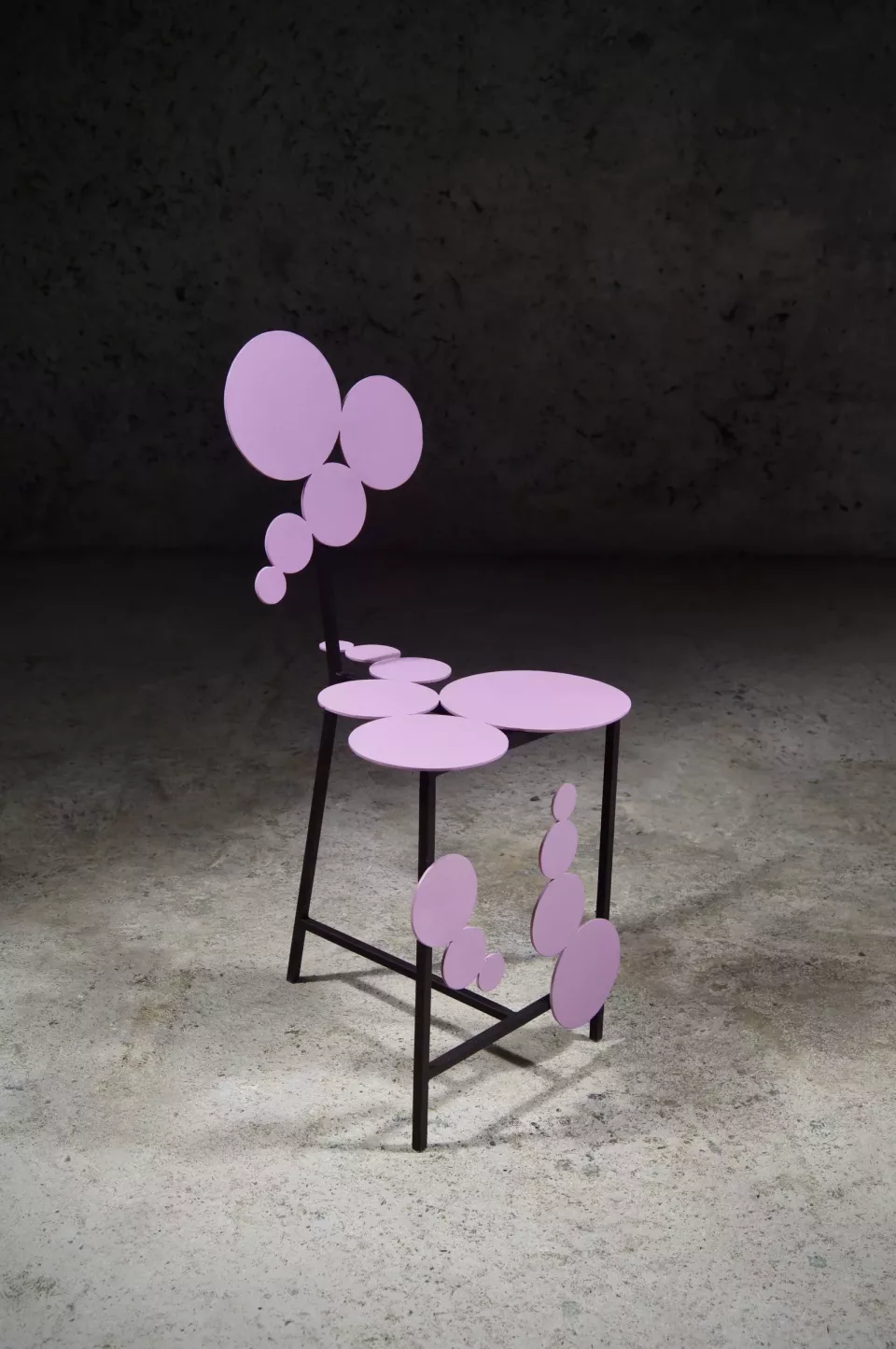 Petit meuble en acier peint : plateaux ronds et nuées de fleurs découpées rose pâle sur piétement noir filiforme.
