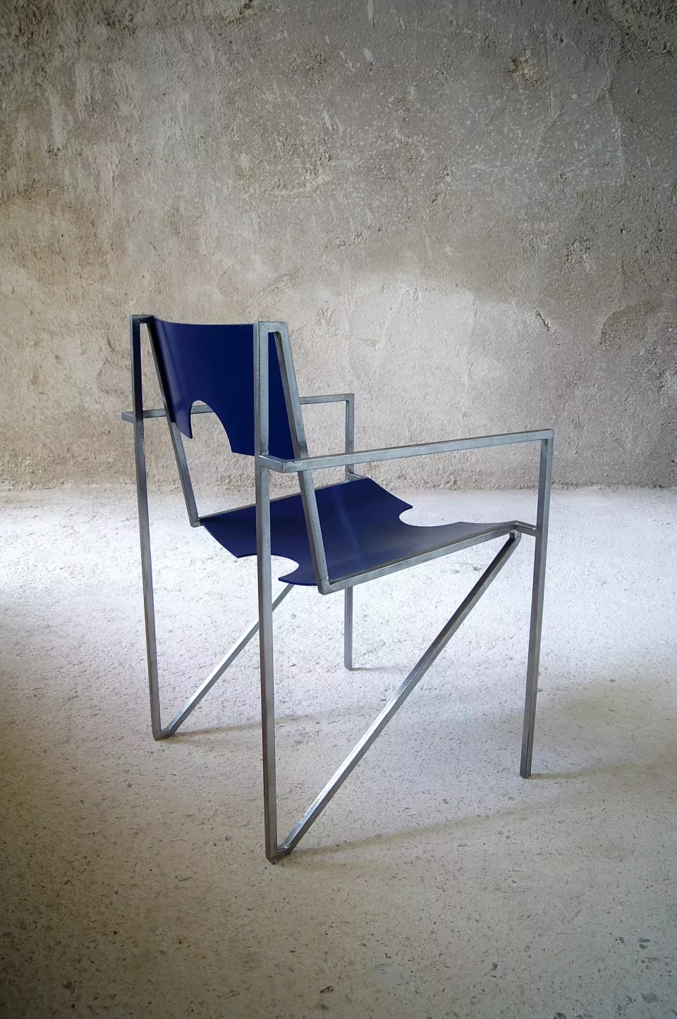 Chaise de réalisateur au cadre d’acier brossé, assise et dossier en acier peint bleu nuit.