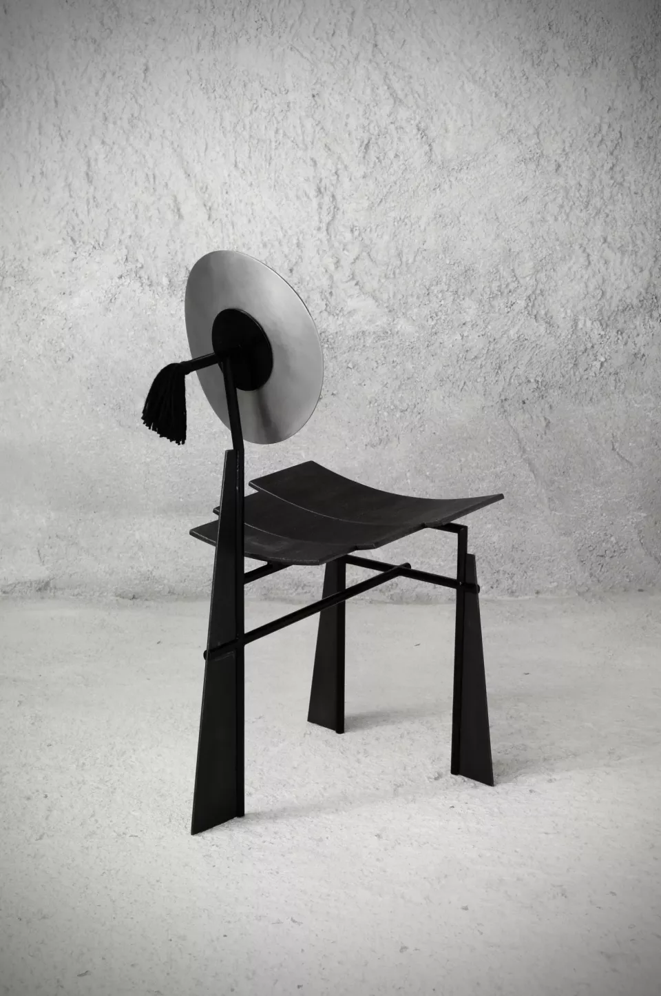 Chaise en acier noir mat et brillant, dossier en disque de pleine lune, assise de bois teinté.